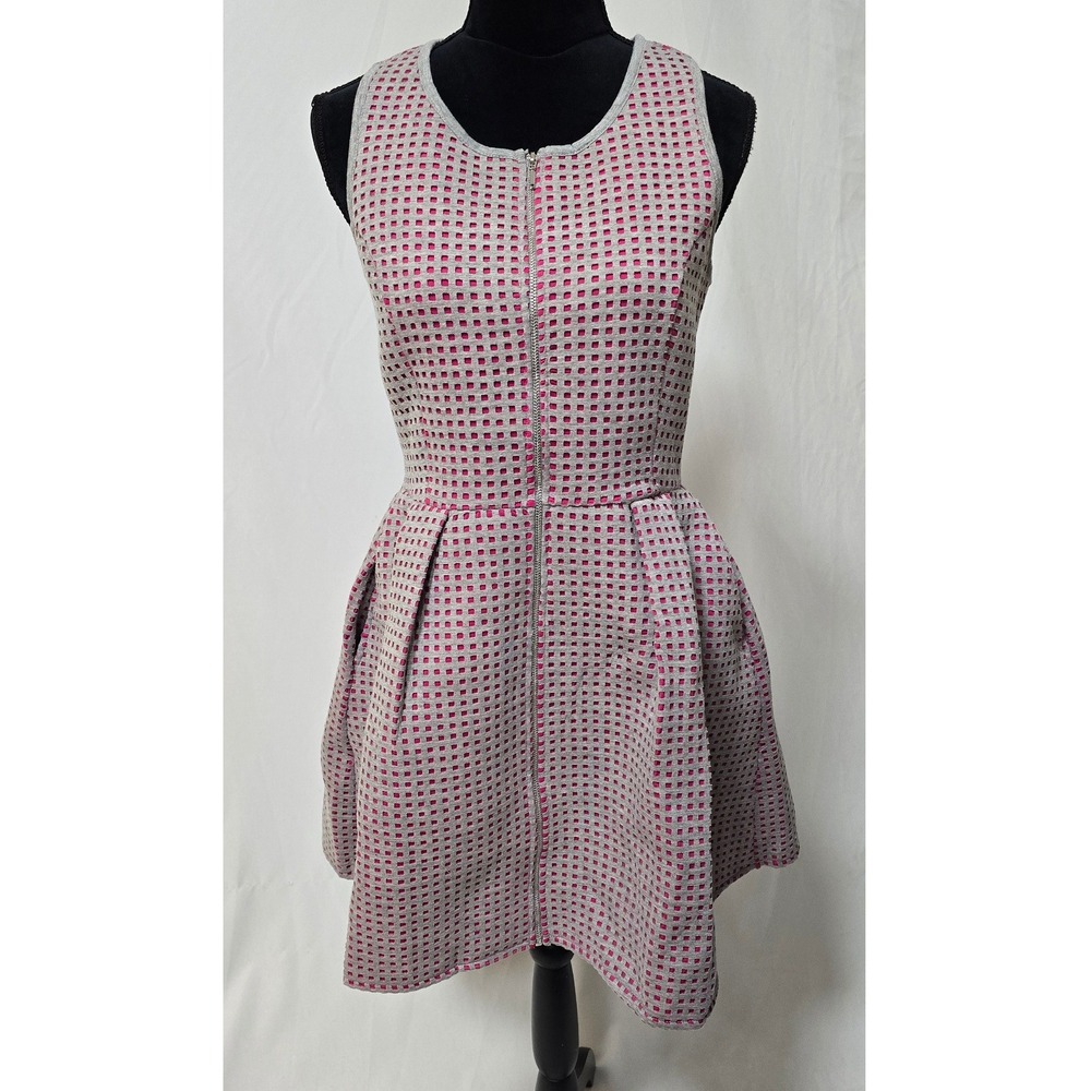 Romeo and Juliet Couture women M sleeveless net textured fit and flare dress